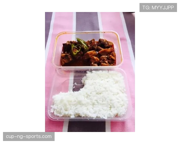 李小鹏刚发的家常早餐，看着像米其林开胃菜，我的外卖券哭了